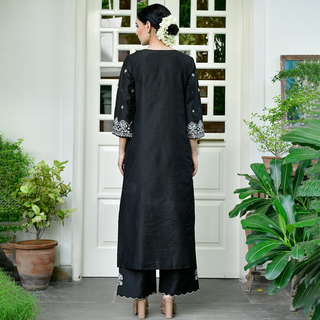 Black Suits Pakistani Dress Design Black Kurti New Pakistani Dresses  Pakistani Suits Online… | Stylish dresses for girls, Party wear dresses,  Boutique dress designs